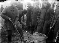 Активісти вилучають прихований хліб. Село Удачне Гришинського району на Донеччині. <br />
Фото М. М. Желєзняка<br />