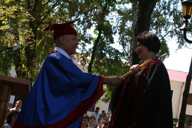 Ректор НаУ "Острозька академія" Ігор Пасічник вітає зі здобуттям наукового ступеня доктора психологічних наук проректора з навчально-виховної роботи Руслану Каламаж
