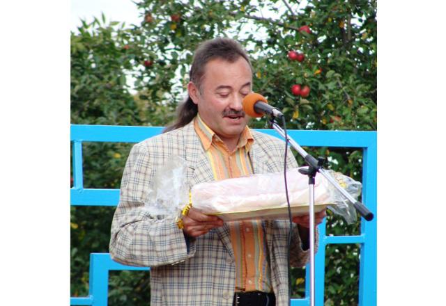 Представник "Книги рекордів України" Віктор Іваницький милується апетитним подарунком
