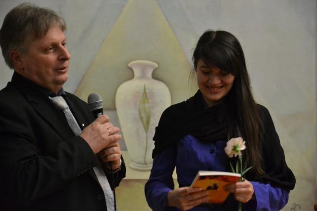Петро Кралюк дарує студентці IV курсу спеціальності «Українська мова та література» Маргариті Калюті свою книгу за кращу доповідь на тему образу княжни Гальшки Острозької у романі «Реліквія»