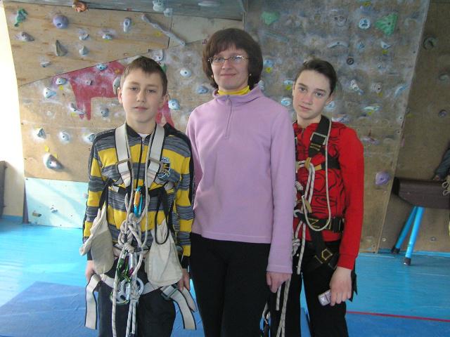Головний суддя змагань Тетяна Сай зі своїми спортсменами.