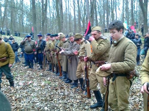 Як і 68 років тому вони були майже одного віку: солдати НКВС і Червоної армії...