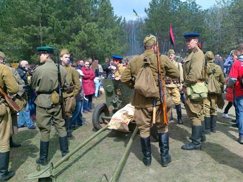 Солдати НКВС спокійно гуляли в натовпі на Гурбах і навіть притягнули з собобю грамату