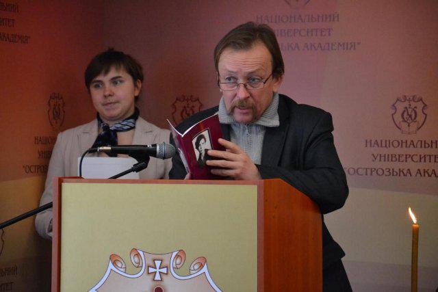 Доцент кафедри журналістики та літературознавства НаУ "Острозька академія" Анатолій Криловець знайомить студентів із творчістю Оксани Лятуринської під час тематичного вечора