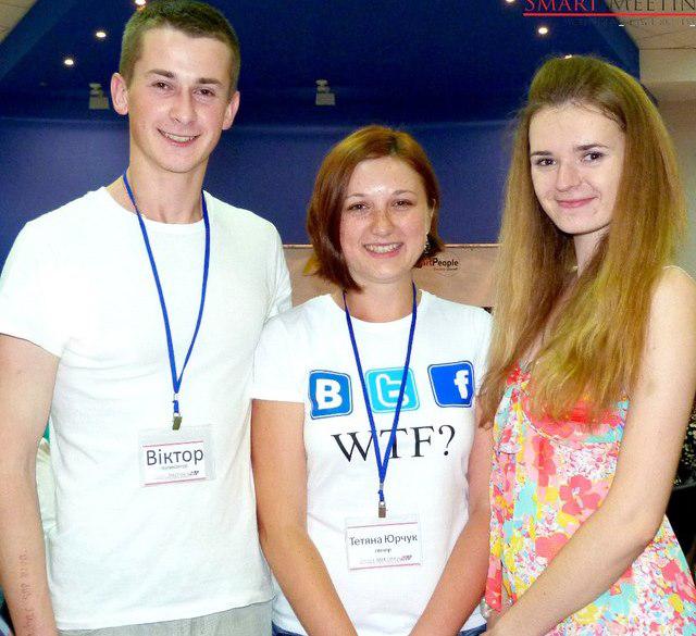 Юліана Тет з активістами "Smart People" Віктором Чугаєм та Іриною Костюк