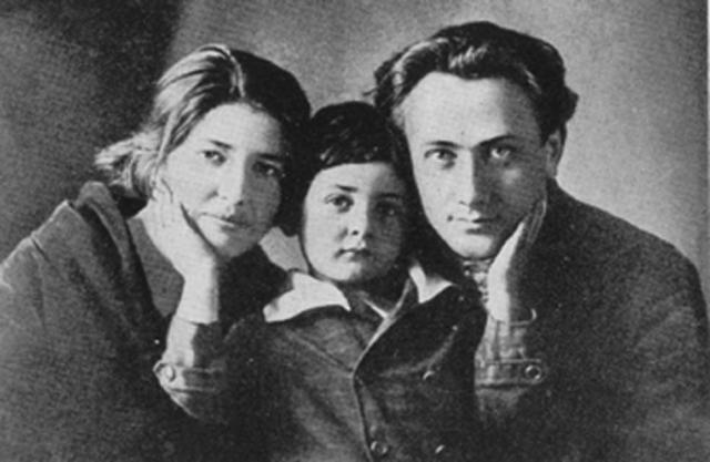 Валер'ян Поліщук із дружиною та сином. 1927 рік