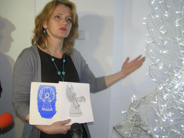 Наталія Дребот демонструє ескізи майбутніх янголів