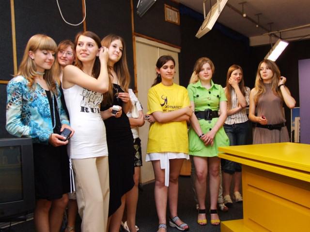 Переможці конкурсу "Я - журналіст!" 2009 року на екскурсії у студії телеканалу "Рівне 1"