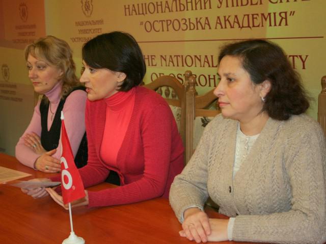 Відповідальний секретар приймальної комісії, директор Інституту довузівського, заочного та дистанційного навчання НаУ "Острозька академія" Галина Пастушок, проректор з навчально-виховної роботи Руслана Каламаж та заступник декана гуманітарного факультету Лариса Мініч розповіли учням ШУЖ про особливості навчання і дозвілля студентів та вимоги до вступників