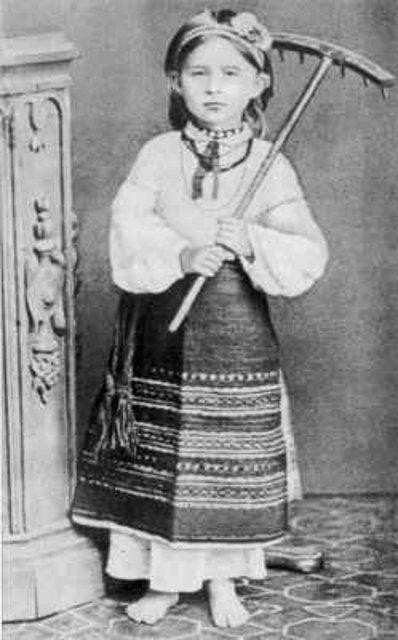 Леся Українка у волинському народному вбранні, 1878-1879 рр.