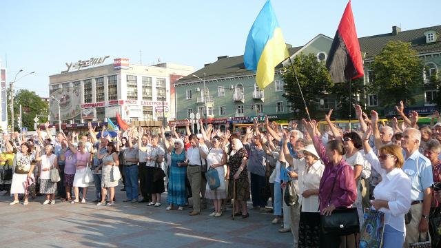 Мітинг проти мовного закону на майдані Незалежності у Рівному. Липень 2012 року