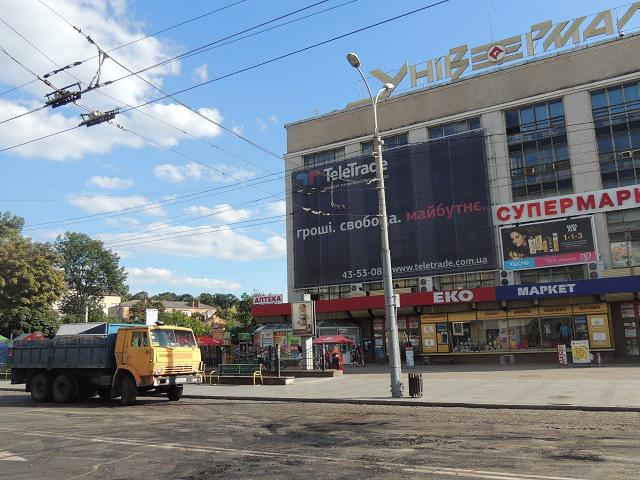 На зупинці біля "ЕКОмаркета" замість маршруток і тролейбусів - "КамАЗ" тернопільських дорожників. На кілька днів саме ця техніка стала головною і чи не єдиною в центрі Рівного