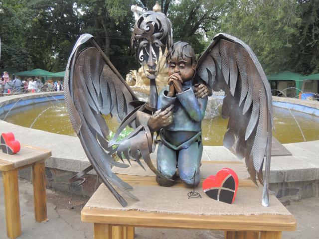Скульптура-володар призу глядацьких симпатій конкурсу ангелів під час фестивалю "Металеве серце"