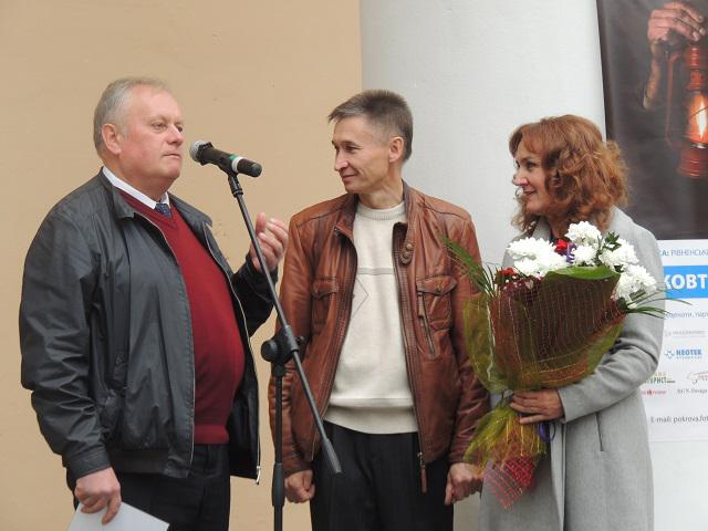 Організатора "Фотовернісажу на Покрову-2013" у Рівному Олександра Харвата вітають міський голова Рівного Володимир Хомко та заступник міського голови Рівного Галина Кульчинська