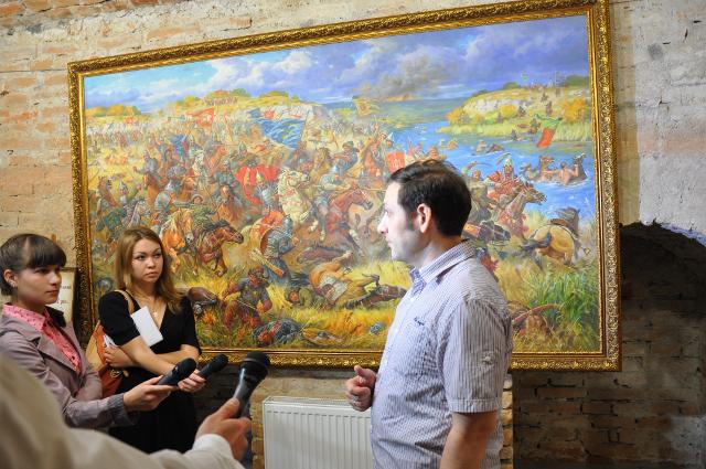Артур Орльонов під час презентації своїх картин у травні. Фото Василя Петрука
