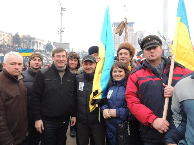 Юрій Луценко з рівнянам на Євромайдані. Праворуч від Луценка на першому плані: засновник "ОГО" Віктор Данилов, журналіст "ОГО" Наталія Кулініч, депутат Рівненської облради Юрій Супрунюк. Фото Ольги Данилюк