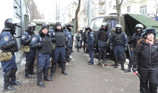 Ще один з під'їздів до ВРУ. Тут ВВшники більш доброзичливі, дехто навіть посміхався коли я фотографував