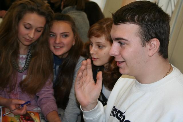 Віктор Білоусов із Горлівки (Донецька область) і старшокласниці з Рівненщини разом працюють у групі над одним із практичних завдань. Школа універсального журналіста, Острозька академія, листопад 2011 року