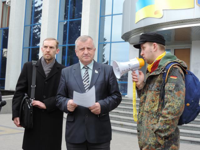 "Самооборонці" та представник Нацради з питань телебачення та радіомовлення Дмитро Тарасюк