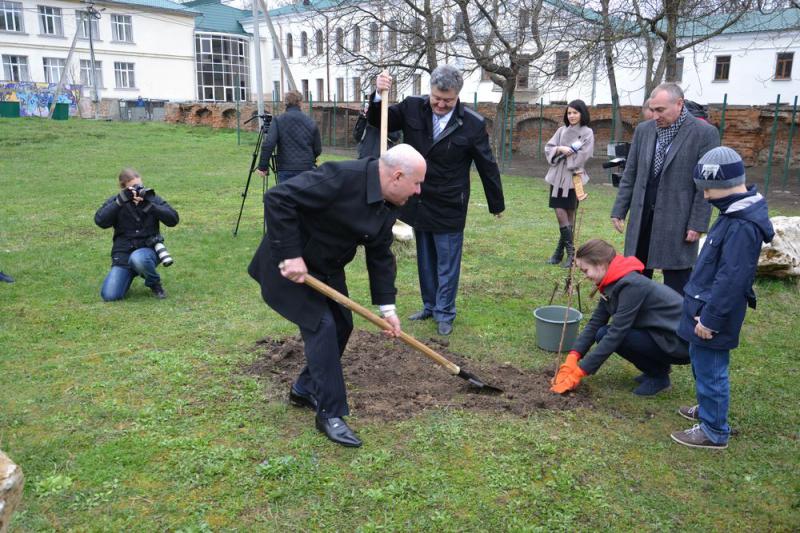 Петро Порошенко під час візиту до Острозької академії в квітні 2014 р. Фото з сайту Острозької академії