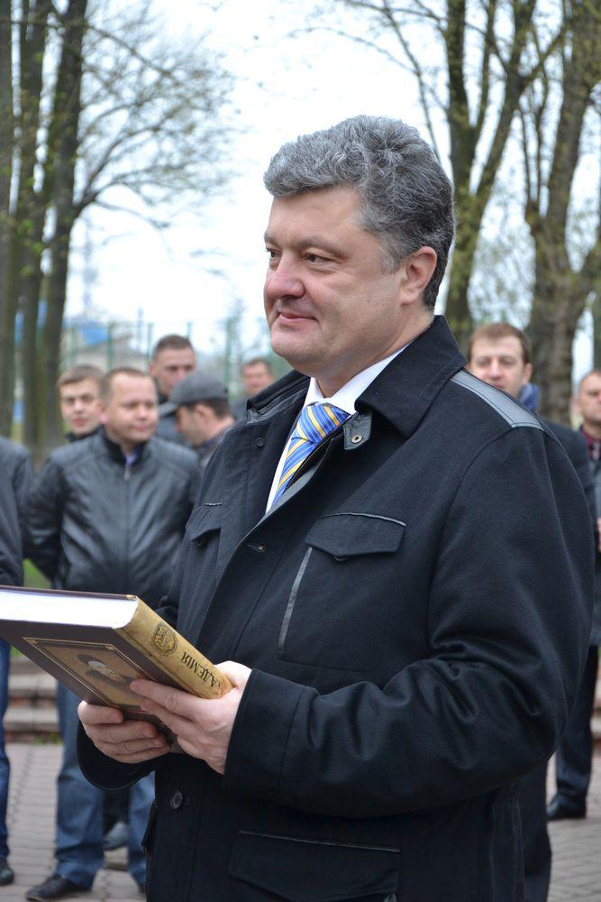 Петро Порошенко під час візиту до Острозької академії в квітні 2014 р. Фото з сайту Острозької академії
