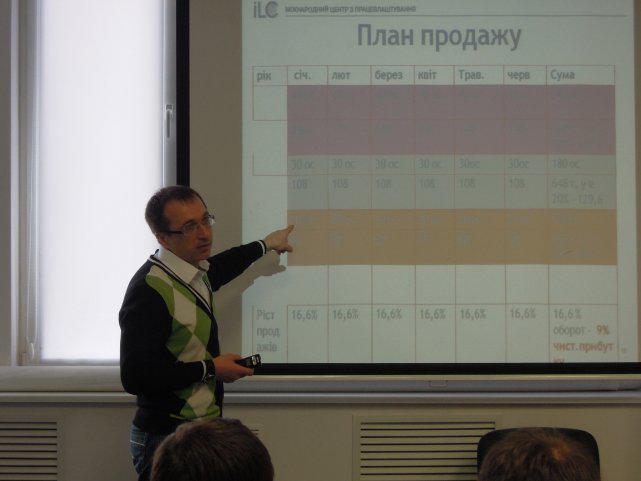 Геннадій Шелудько презентує завдання на “Школі управління продажем”