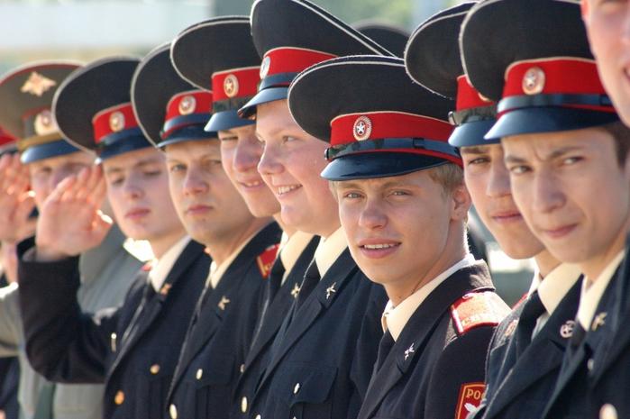 Кадр із серіалу "КаДетство" (2006-2007). На Новому каналі він йшов як "Кадети"