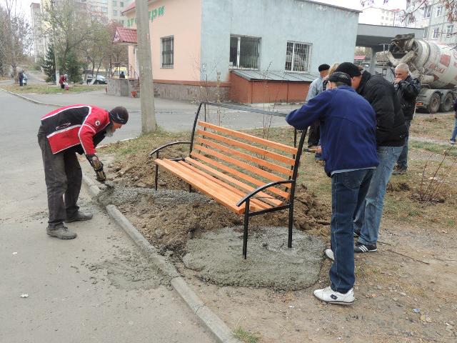Встановлення лавочок на подвір'ї будинків по Київській, 42, 44, 46