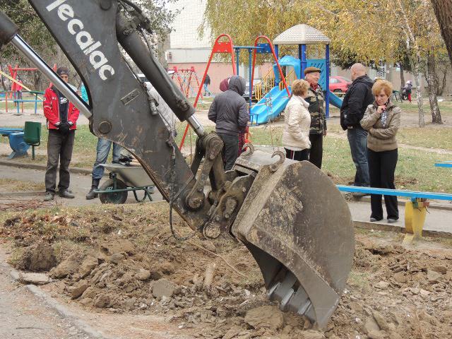 Перекопування клумб поблизу спортивного майданчика