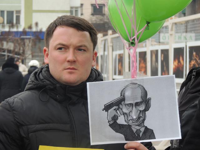 Депутат Рівнеради Олександр Курсик готується запустити кульки