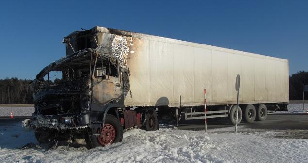 Під час зіткнення зі Спринтером кабіна фури загорілася. Фото СК