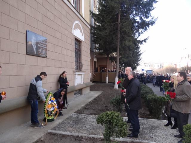 Першими поклали квіти до меморіальної дошки героєві Небесної Сотні голова облдержадміністрації Віталій Чугунніков та ректор РДГУ Руслан Постоловський