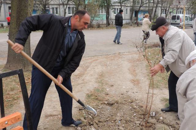 Олександр Бабат разом з виборцями бере участь у благоустрої території біля будинків на Київській, 42, 44, 46