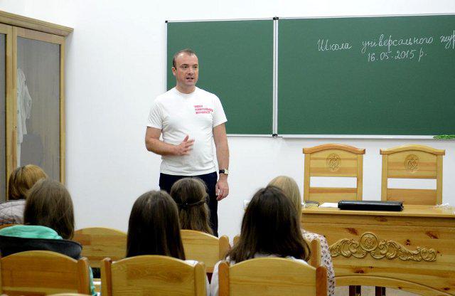 Керівник Школи універсального журналіста, викладач кафедри журналістики НаУ "Острозька академія", головний редактор Видавничого дому "ОГО" Віталій Голубєв ділиться з учнями секретами професії