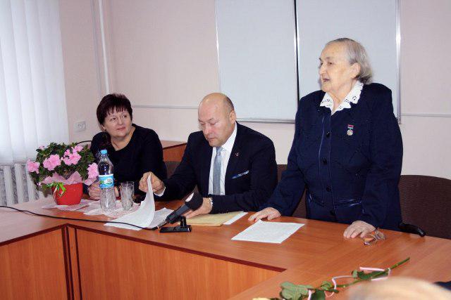 Віра Мойсеївна Карпук ділиться досвідом із вчителями у Волинському обласному інституті післядипломної педагогічної освіти